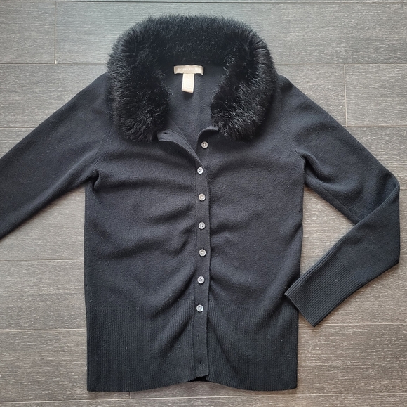 Banana Republic Vintage Women Black Faux Fur Collar Button Cardigan Top - Picture 3 of 8